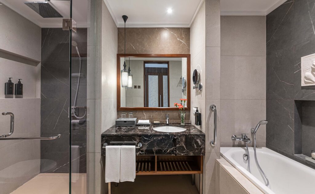 R413_P2-Junior Suite Restroom